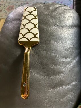 Gold and White Patterned Cake Server - Elegant Kitchen Tool